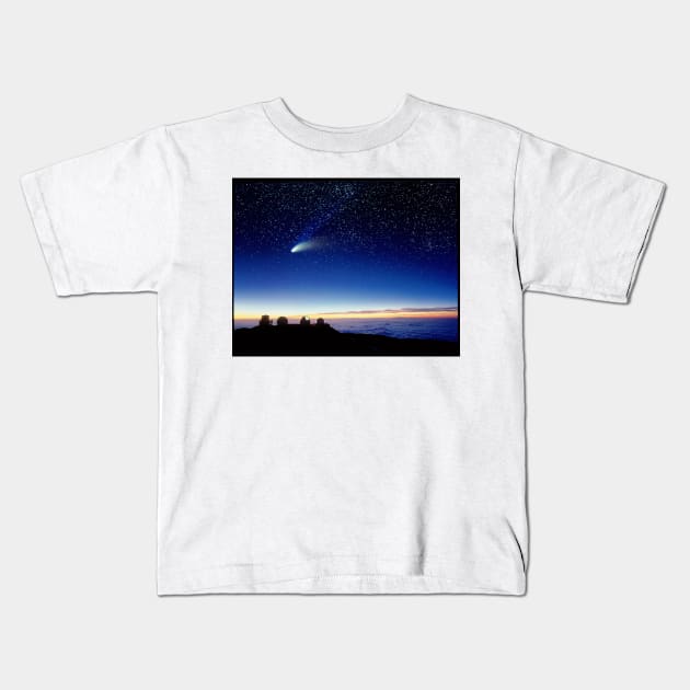 Mauna kea observatory & comet Hale-Bopp (R118/0241) Kids T-Shirt by SciencePhoto